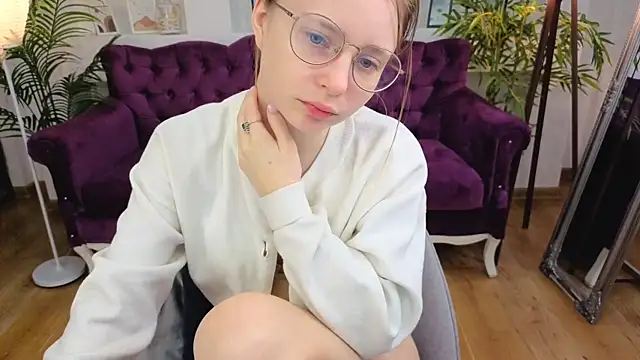 Snapshot of CharmedDoll chatting on April 28, 2026, 6:29 am CharmedDoll online show from April 28, 2026, 6:29 am