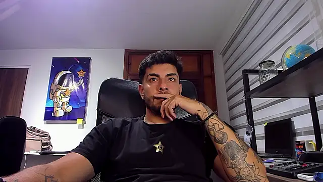 Snapshot of dereck_fiore chatting on December 2, 2024, 11:51 pm dereck fiore online show from December 2, 2024, 11:51 pm