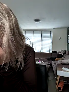 Snapshot of NaomiAndFriends chatting on October 22, 2025, 9:20 am NaomiAndFriends online show from October 22, 2025, 9:20 am