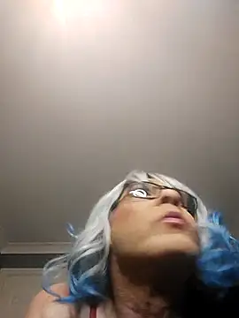 juniperberi29 online show from October 17, 2025, 12:01 am