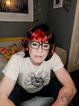 juniperberi29 online show from April 11, 2026, 6:23 pm