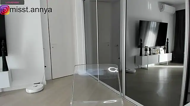 hotdeedee online show from December 12, 2024, 11:29 am