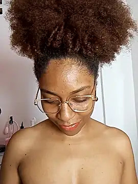 thaimy  online show from April 11, 2026, 3:22 am