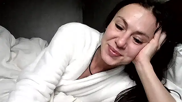 JulianaGold1 online show from December 22, 2025, 11:13 pm