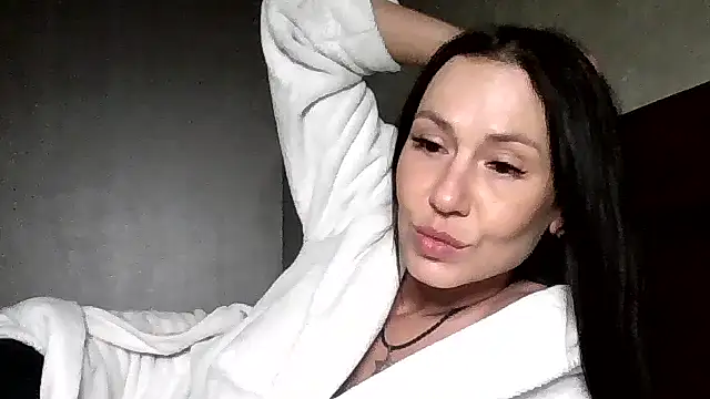 JulianaGold1 online show from April 19, 2026, 6:43 pm