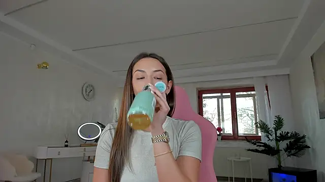 TiffanyHouston  online show from December 14, 2024, 8:45 am