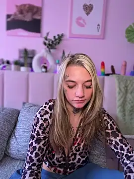 chloetease online show from April 19, 2026, 8:44 pm