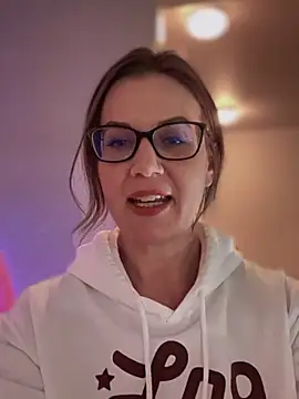 MaiseKnox online show from December 29, 2024, 6:49 pm