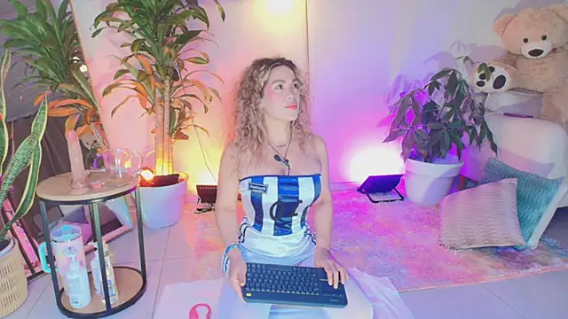 Snapshot of erotik_lady chatting on June 7, 2026, 4:38 am erotik lady online show from June 7, 2026, 4:38 am
