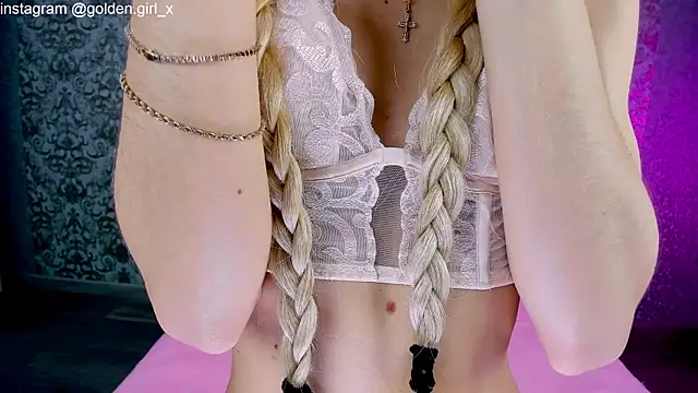 Akilla Queen online show from November 18, 2025, 1:44 am