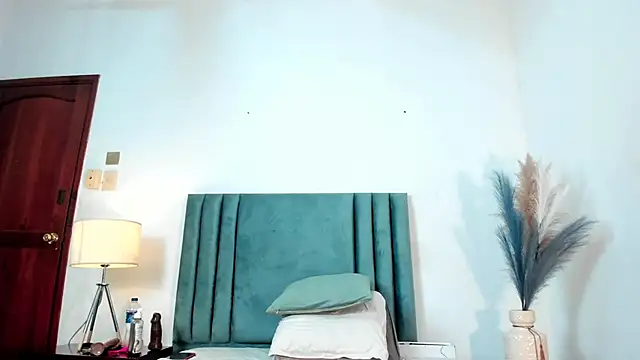 AGATHAA WHITE online show from March 13, 2025, 2:44 pm