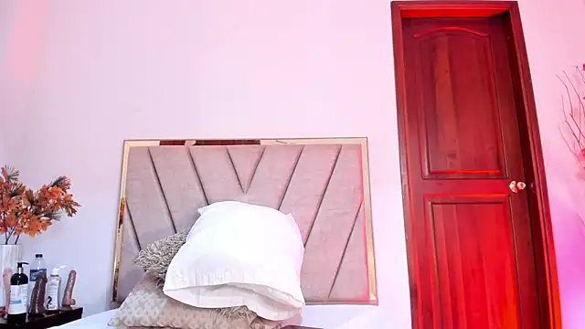 AGATHAA WHITE online show from March 14, 2025, 2:52 pm