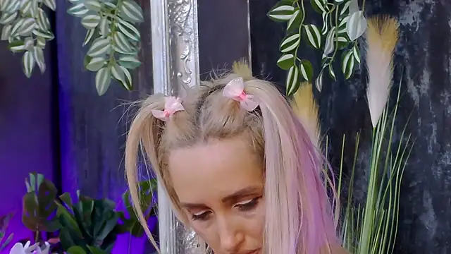 IsabelleEthan online show from February 11, 2025, 6:51 am