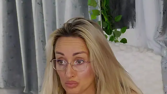 IsabelleEthan online show from November 23, 2025, 1:16 am