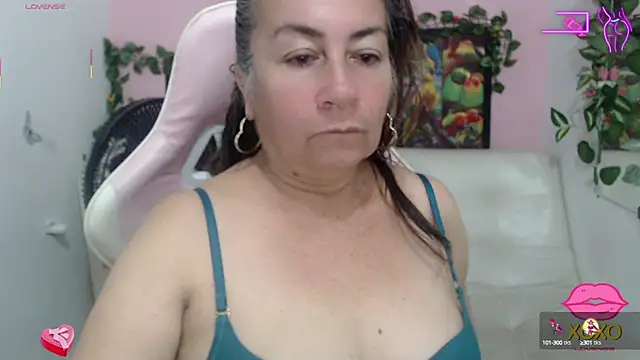 Snapshot of stepmother_105 chatting on October 18, 2025, 2:40 pm stepmother 105 online show from October 18, 2025, 2:40 pm