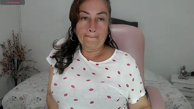 Snapshot of stepmother_105 chatting on November 8, 2025, 2:39 pm stepmother 105 online show from November 8, 2025, 2:39 pm