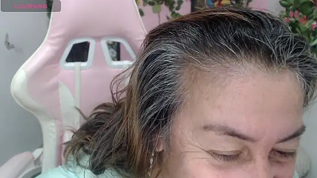 Snapshot of stepmother_105 chatting on December 5, 2025, 6:15 pm stepmother 105 online show from December 5, 2025, 6:15 pm