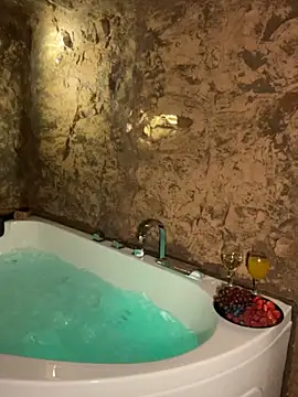 joanaelaa online show from December 16, 2024, 5:22 pm