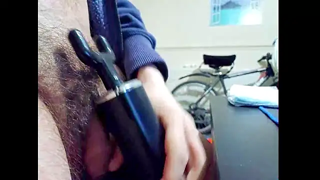 hairyuncut00 online show from April 5, 2026, 2:42 am