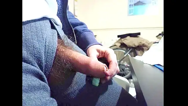 hairyuncut00 online show from April 22, 2026, 4:30 pm