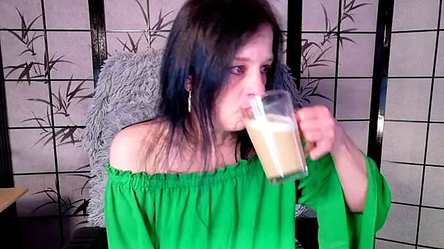 Snapshot of _Sweetlonglips_ chatting on May 7, 2026, 6:41 am Sweetlonglips online show from May 7, 2026, 6:41 am