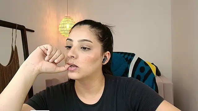 Snapshot of YummyAnna_ chatting on February 10, 2026, 8:13 pm YummyAnna online show from February 10, 2026, 8:13 pm