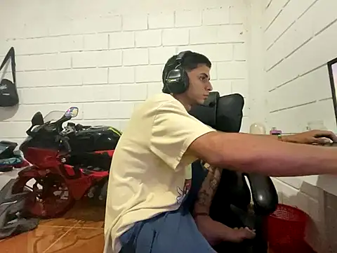 Max TheHorseDick online show from December 3, 2025, 11:58 pm