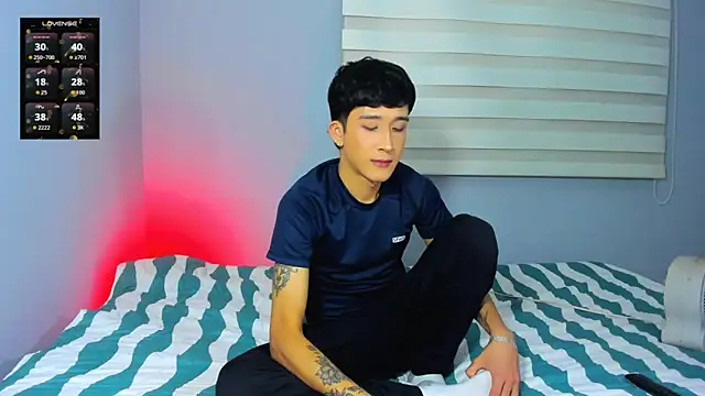 Snapshot of tom_Howard chatting on November 16, 2025, 2:06 am tom Howard online show from November 16, 2025, 2:06 am