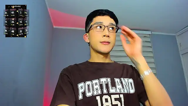 Snapshot of tom_Howard chatting on November 25, 2025, 4:56 am tom Howard online show from November 25, 2025, 4:56 am