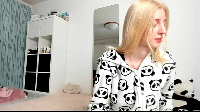 KenzieDawton online show from February 3, 2025, 5:29 am