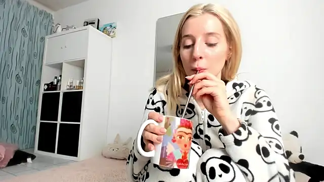 KenzieDawton online show from October 8, 2025, 5:49 am