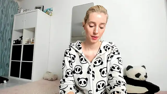 KenzieDawton online show from October 18, 2025, 3:42 am