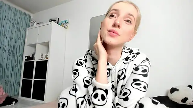 KenzieDawton online show from November 9, 2025, 4:22 am