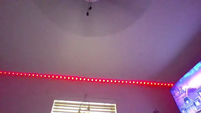 SkittlesNTreats online show from December 4, 2025, 4:48 pm