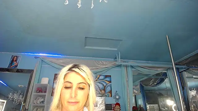 ADRIANNA FOX online show from April 19, 2026, 8:13 am