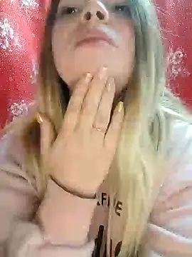 Snapshot of Zuli_Kiska chatting on December 4, 2024, 11:57 pm Zuli Kiska online show from December 4, 2024, 11:57 pm