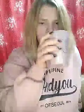 Snapshot of Zuli_Kiska chatting on December 29, 2024, 11:29 pm Zuli Kiska online show from December 29, 2024, 11:29 pm