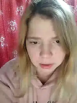 Snapshot of Zuli_Kiska chatting on January 2, 2025, 10:22 pm Zuli Kiska online show from January 2, 2025, 10:22 pm