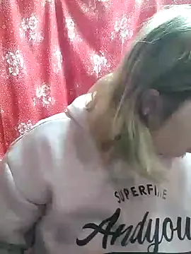 Snapshot of Zuli_Kiska chatting on January 7, 2025, 12:24 am Zuli Kiska online show from January 7, 2025, 12:24 am