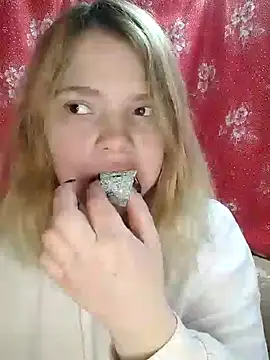 Snapshot of Zuli_Kiska chatting on January 19, 2025, 8:41 pm Zuli Kiska online show from January 19, 2025, 8:41 pm