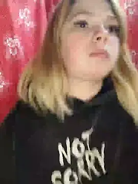 Snapshot of Zuli_Kiska chatting on February 8, 2025, 8:32 pm Zuli Kiska online show from February 8, 2025, 8:32 pm