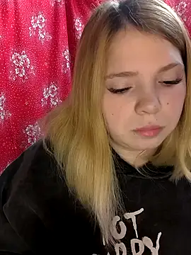 Snapshot of Zuli_Kiska chatting on February 13, 2025, 9:06 pm Zuli Kiska online show from February 13, 2025, 9:06 pm