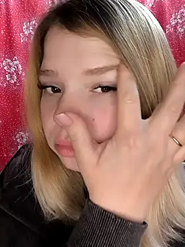 Snapshot of Zuli_Kiska chatting on February 15, 2025, 7:50 pm Zuli Kiska online show from February 15, 2025, 7:50 pm