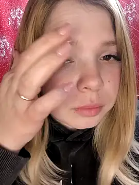 Snapshot of Zuli_Kiska chatting on February 18, 2025, 8:47 pm Zuli Kiska online show from February 18, 2025, 8:47 pm