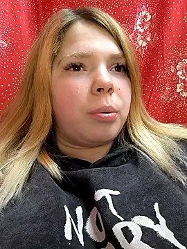 Snapshot of Zuli_Kiska chatting on February 19, 2025, 11:46 pm Zuli Kiska online show from February 19, 2025, 11:46 pm