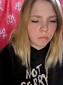 Snapshot of Zuli_Kiska chatting on February 20, 2025, 8:58 pm Zuli Kiska online show from February 20, 2025, 8:58 pm