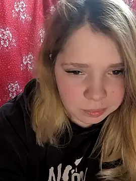 Snapshot of Zuli_Kiska chatting on February 22, 2025, 12:16 am Zuli Kiska online show from February 22, 2025, 12:16 am