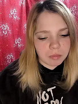 Snapshot of Zuli_Kiska chatting on February 23, 2025, 8:44 pm Zuli Kiska online show from February 23, 2025, 8:44 pm