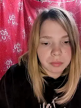 Snapshot of Zuli_Kiska chatting on March 7, 2025, 9:27 pm Zuli Kiska online show from March 7, 2025, 9:27 pm