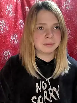 Snapshot of Zuli_Kiska chatting on March 13, 2025, 8:32 pm Zuli Kiska online show from March 13, 2025, 8:32 pm